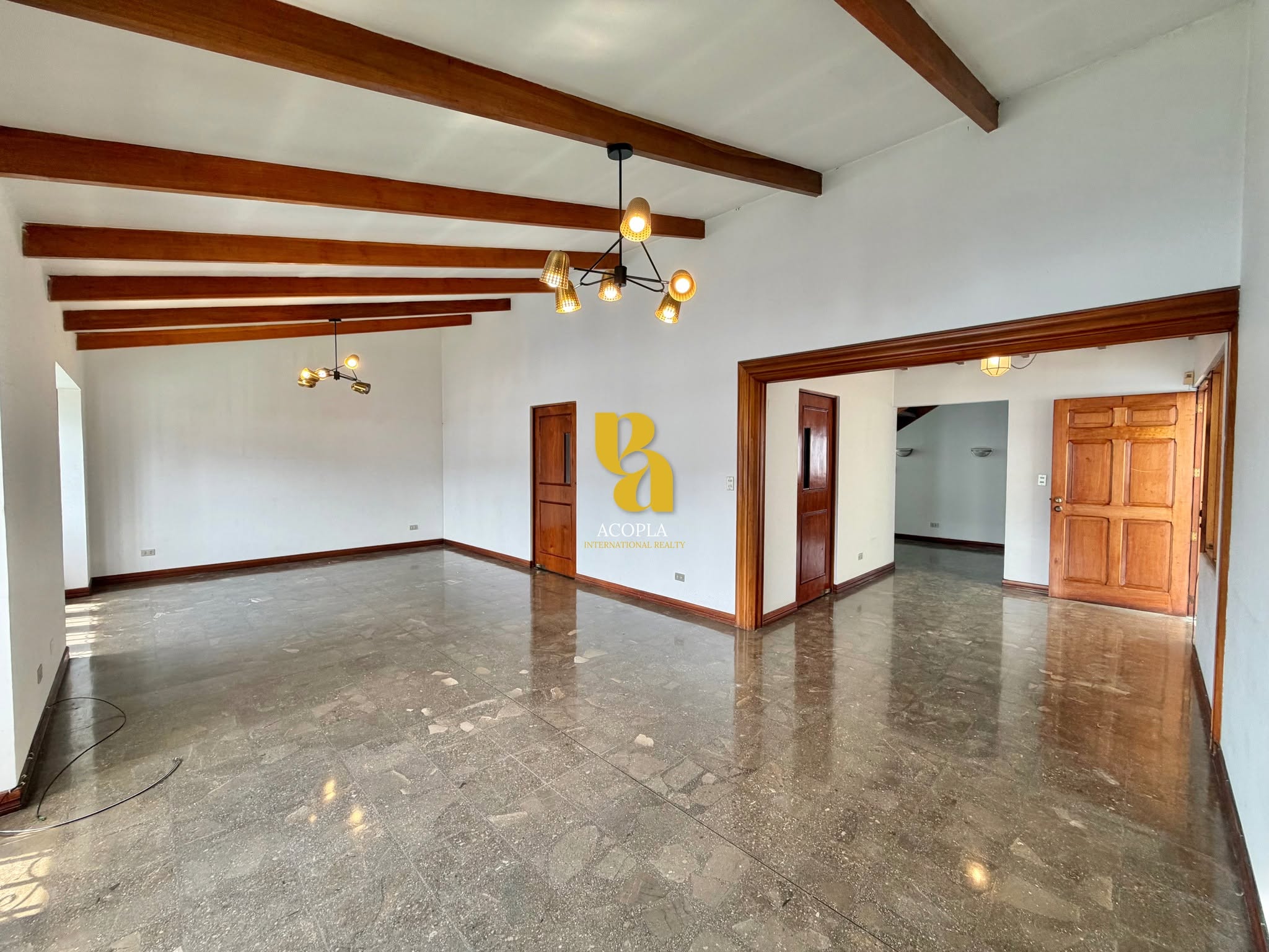 Amplio apartamento de 4 habitaciones en alquiler en Escazú