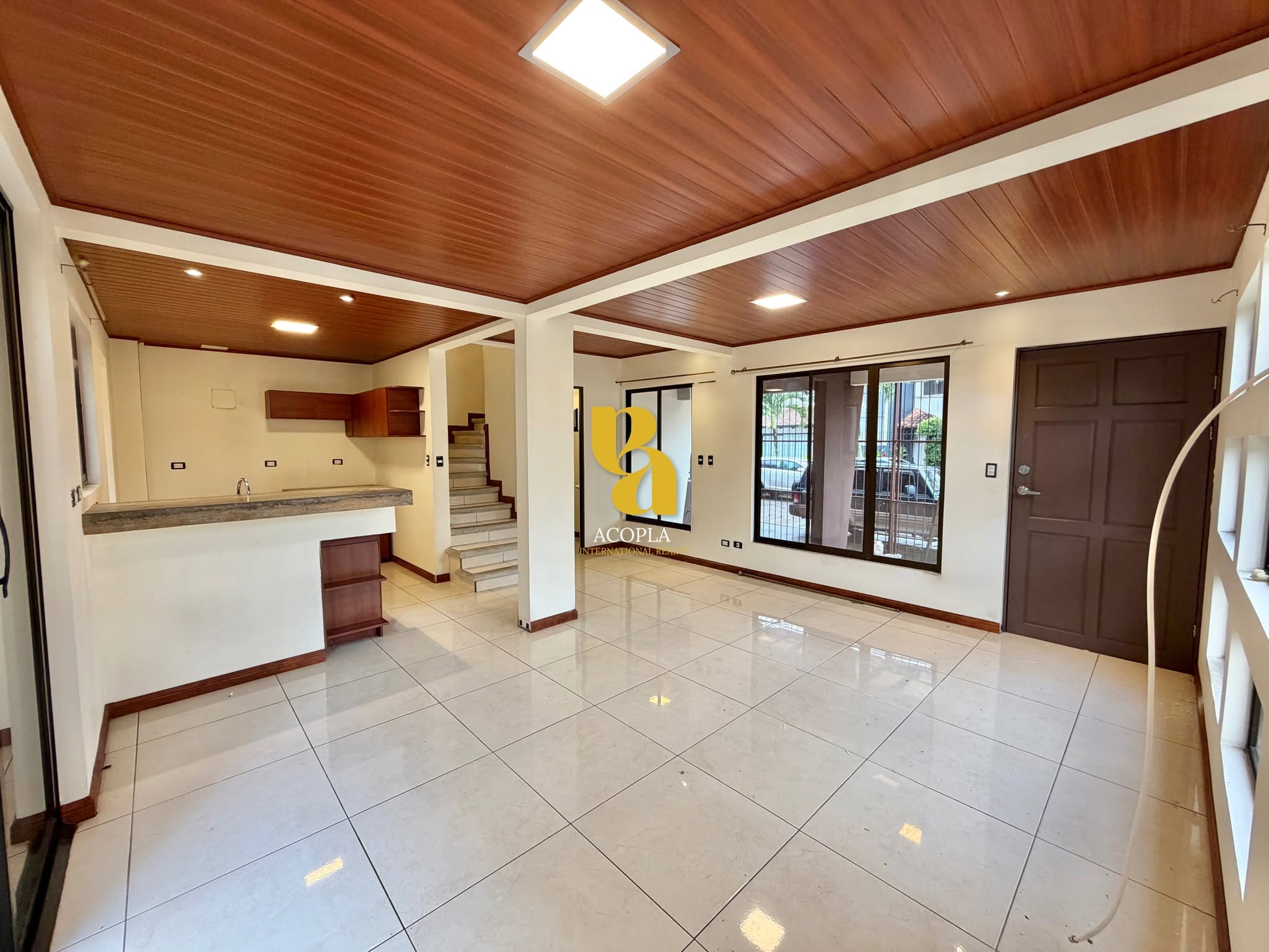 Casa de 3 habitaciones en residencial con seguridad 24/7 en Santa Ana
