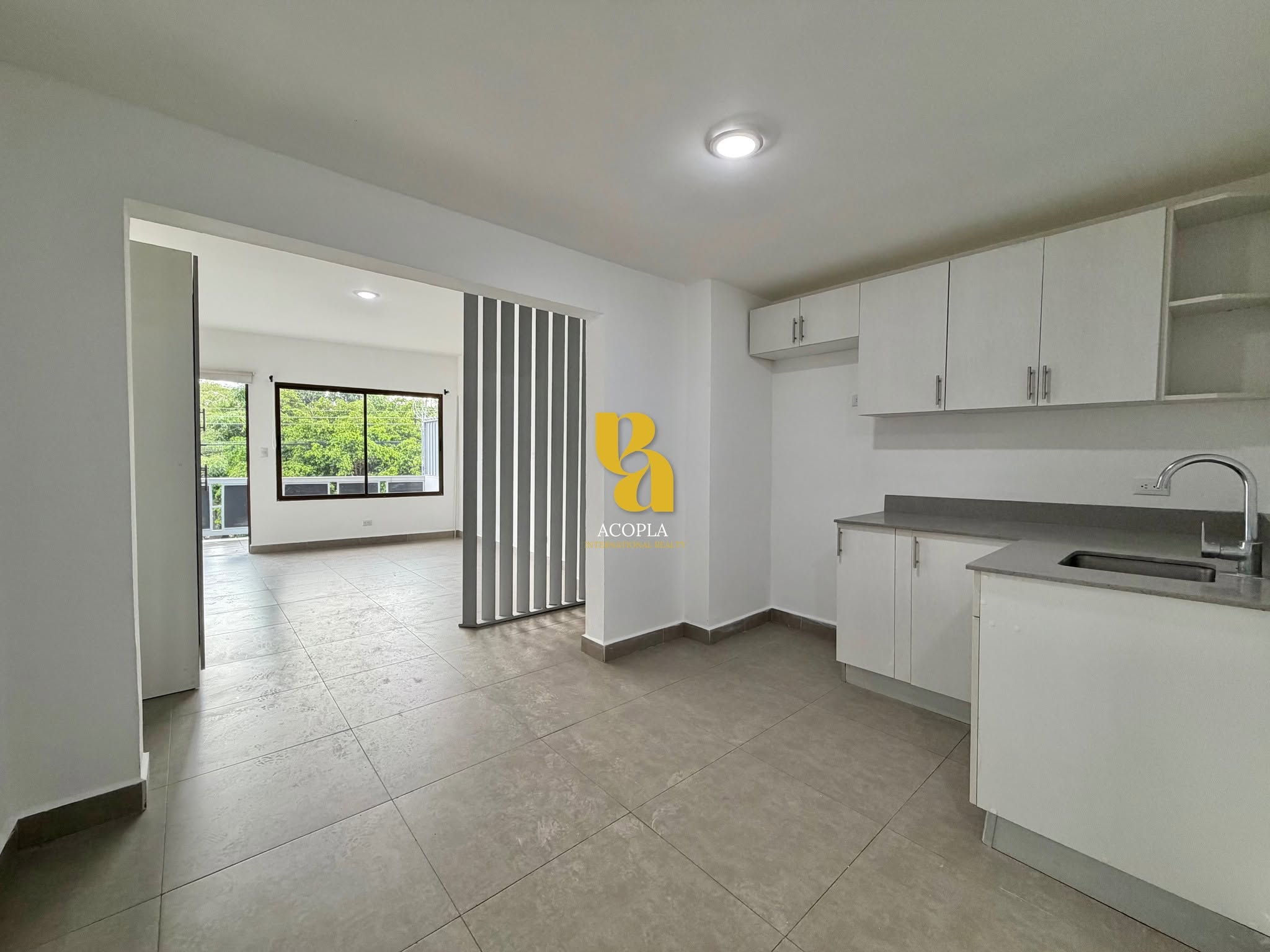 Loft en alquiler con balcón frente al parque cerca de Rohrmoser