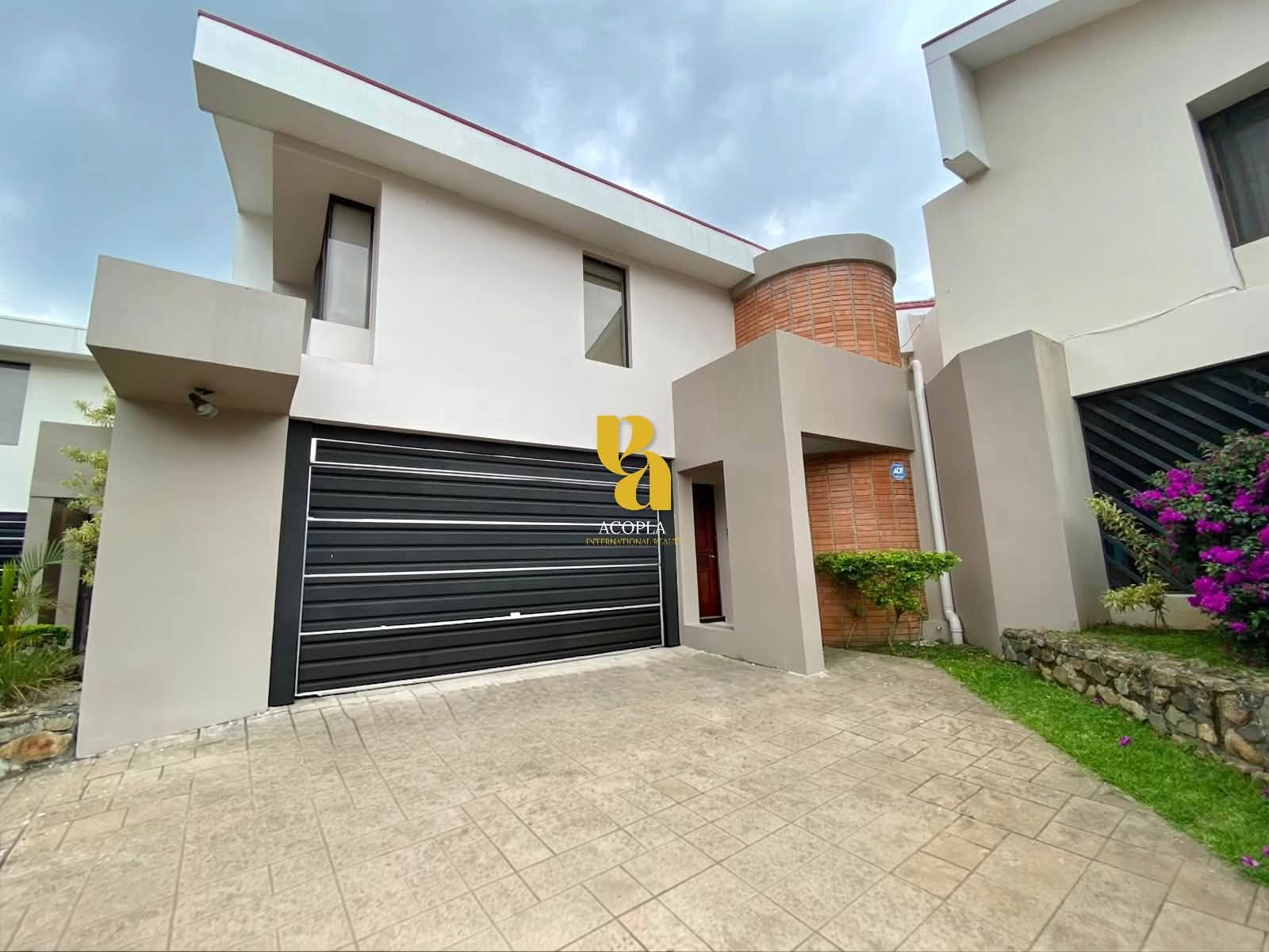 Casa semi amueblada con terraza en Escazú