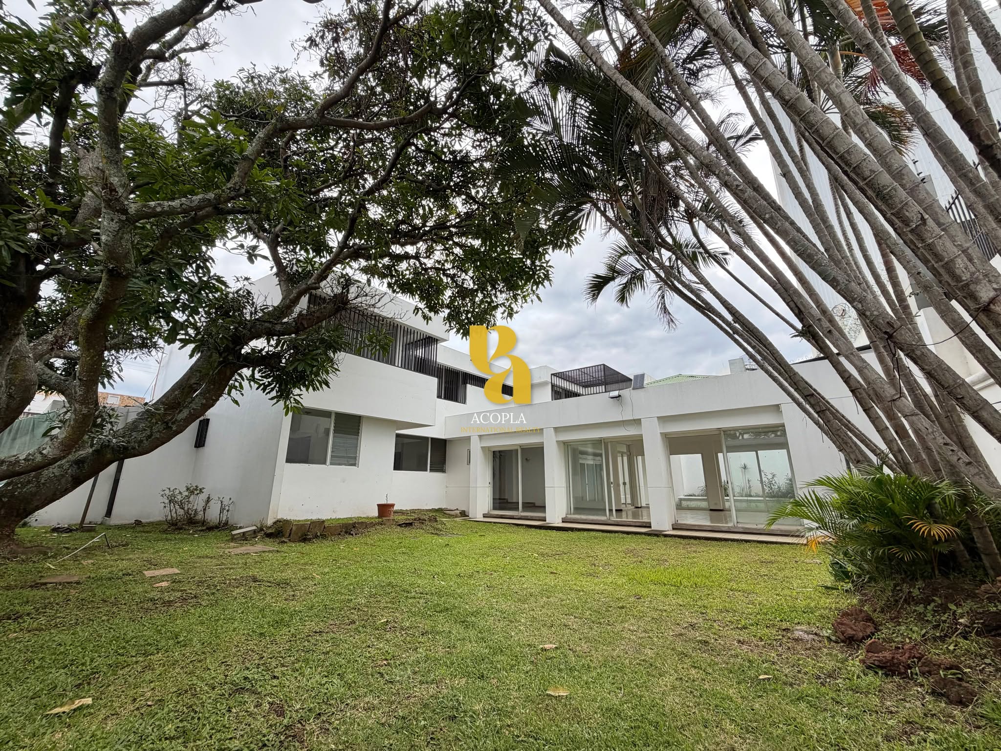 Amplia casa independiente en alquiler con jardines en Rohrmoser