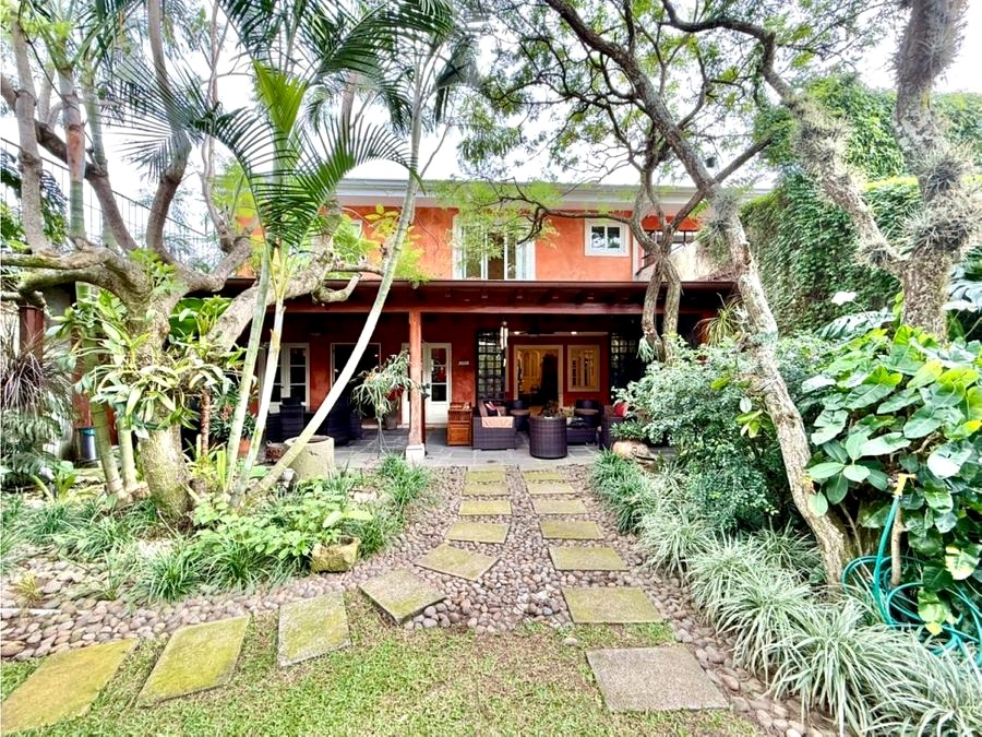 Casa independiente con diseño clásico en Escazú