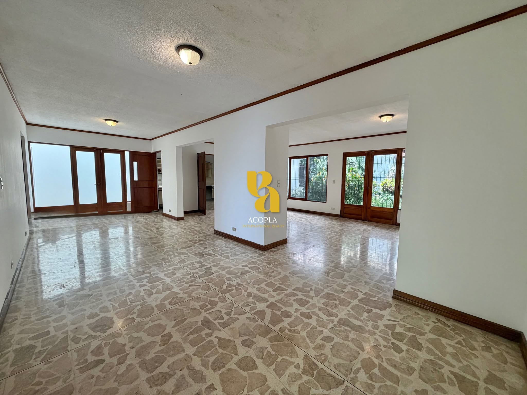 Amplio apartamento con terraza y jardín en Escazú