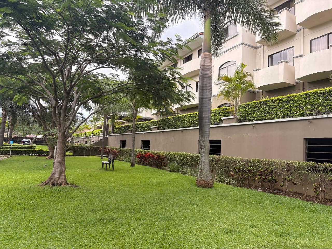 Apartamento en primer nivel con jardín en Condominio Montesol